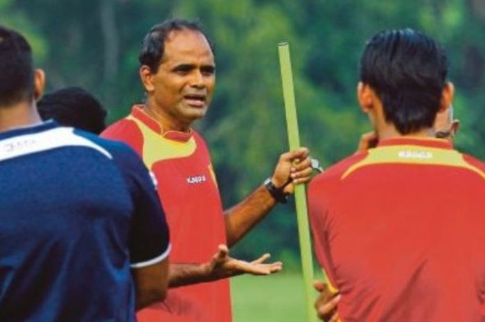 Pelatih P Maniam memberikan instruksi ke pemain Selangor FA beberapa musim lalu. 