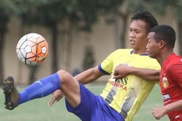 Penyerang Bhayangkara FC, Muchlis Hadi Ning (kanan) mencoba mengambil bola yang dikuasai bek Persegres, Wismoyo Widhistio pada uji coba di lapangan Mapolda Jawa Timur, Surabaya, Jumat (31/3/2017) sore. 