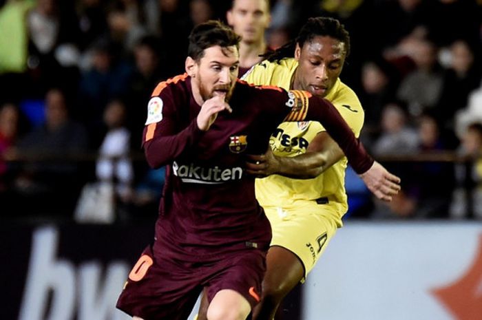 Megabintang FC Barcelona, Lionel Messi (kiri), berduel dengan bek Villarreal, Ruben Semedo, dalam laga Liga Spanyol di Stadion Ceramica, Villarreal, pada 10 Desember 2017.