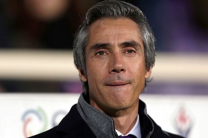 Pelatih Fiorentina, Paulo Sousa, saat memimpin timnya dalam laga Serie A melawan Sassuolo di Stadion Artemio Franchi, Florence, 12 Desember 2016.