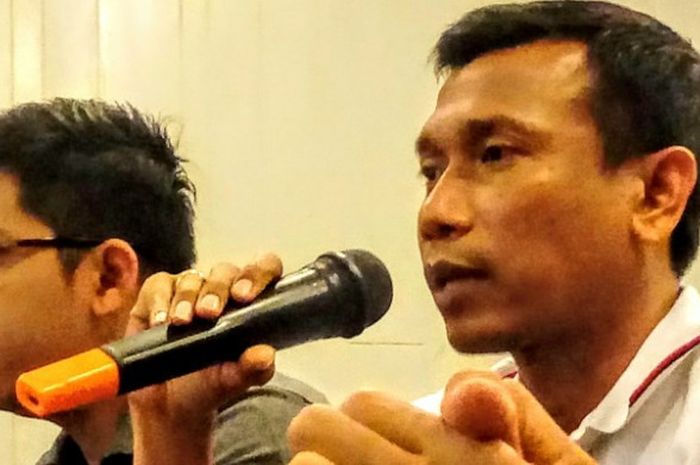Pelatih Bali United, Widodo C Putro memberikan keterangan ke media untuk pra-laga timnya kontra Madura United pada pekan ke-19 Liga 1 musim 2017 di Natya Hotel, Kuta, Sabtu (12/8/2017) sore. 
