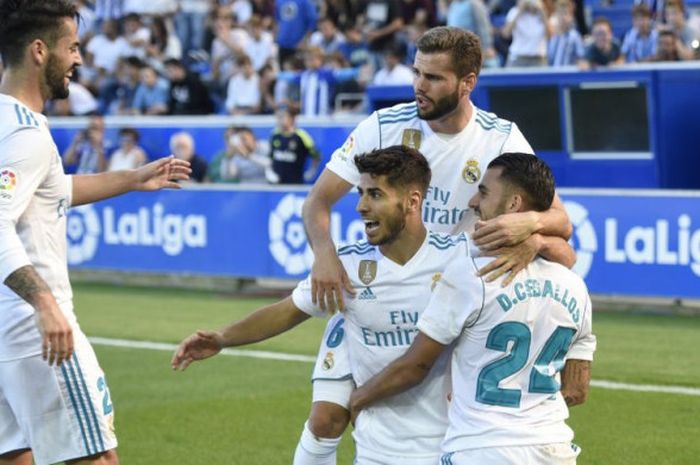 Para pemain Real Madrid merayakan gol Dani Ceballos ke gawang Alaves pada ajang Liga Spanyol di Stadion Mendizorroza, Vitoria, Spanyol, pada Sabtu (23/9/2017).