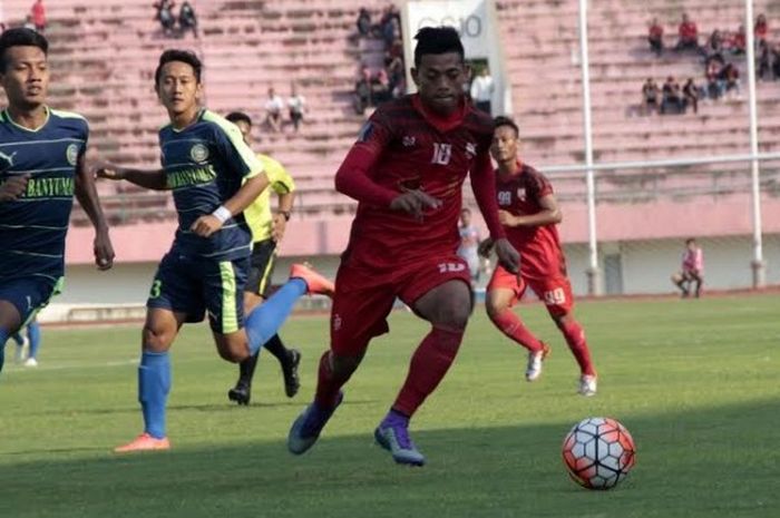 Gelandang Persis, Dedy Cahyono (kanan) dalam sebuah laga uji coba di Stadion Manahan, Solo. 