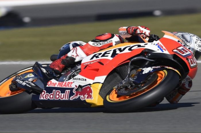 Pebalap Repsol Honda, Marc Marquez, saat menjalani salah satu sesi MotoGP Valencia.
