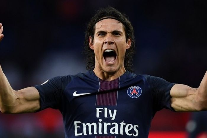 Striker Paris Saint-Germain, Edinson Cavani, merayakan golnya ke gawang Nancy dalam partai Ligue 1 di Parc des Princes, Paris, 4 Maret 2017.