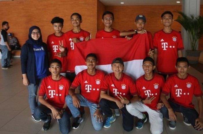 Para peserta Allianz Junior Football Camp Asia 2016 yang mewakili Indonesia berpose sambi mengenakan kostum Bayern Muenchen di Bali, 19 Juli 2016.