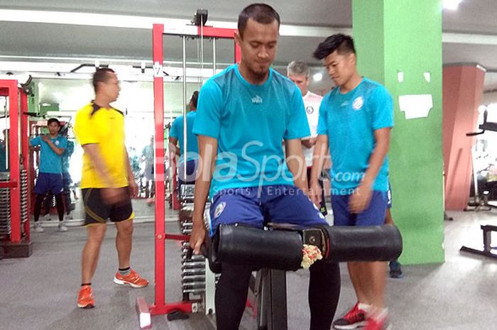 Sunarto saat berlatih bersama tim Arema FC di Pusat kebugaran Universitas Brawijaya Malang pada Senin pagi (11/12/2017).