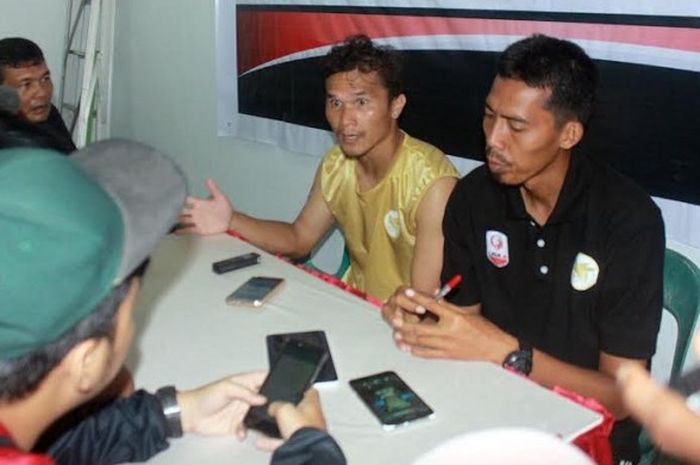 Kapten Pro Duta FC, Donny Fernando Siregar (kiri) saat memberikan keterangan seusai timnya dikalahkan PSMS  pada lanjutan Liga 2 di Stadion Teladan, Medan, Minggu (30/4/2017).