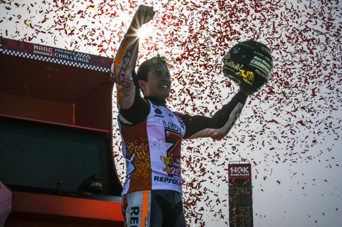 Marc Marquez melakukan perayaan setelah berhasil mengunci gelar juara dunia ketujuh pada balapan MotoGP Jepang di Twin Ring Motegi, Jepang, Minggu (21/10/2018). 