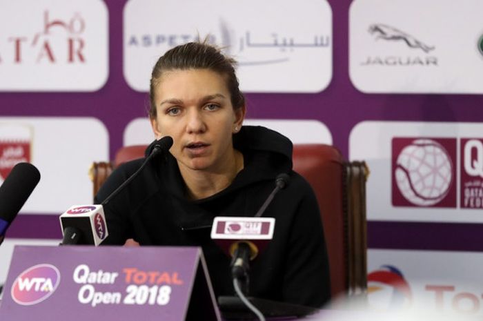 Petenis putri Rumania, Simona Halep, bicara kepada media setelah menyelesaikan laga perempat final turnamen Qatar Open 2018 di Doha, Jumat (16/2/2018).