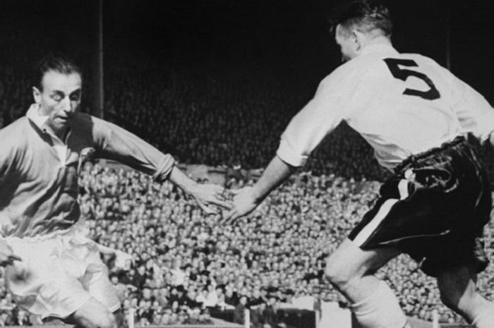 Winger Blackpool, Stanley Matthews, berusaha melewati gelandang Bolton Wanderers, Barass, di final Piala FA pada 3 Mei 1953 di Stadion Wembley, London.