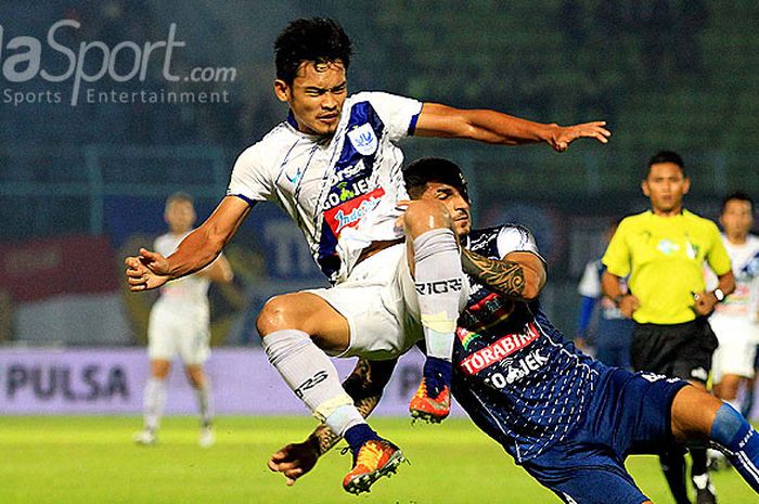 Gelandang PSIS Semarang, Bayu Nugroho (kiri) berduel dengan bek Arema FC, Arthur Cunha, pada laga pekan ke-11 Liga 1 2018 di Stadion Kanjuruhan Kabupaten Malang, Jawa Timur, Jumat (01/06/2018) malam.