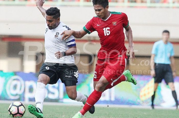 Bek timnas Indonesia,Fachrudin Aryanto, mencoba menghentikan lawan di laga persahabatan internasional kontra Fiji di Stadion Candrabhaga, Bekasi, pada Sabtu (2/9/2017).