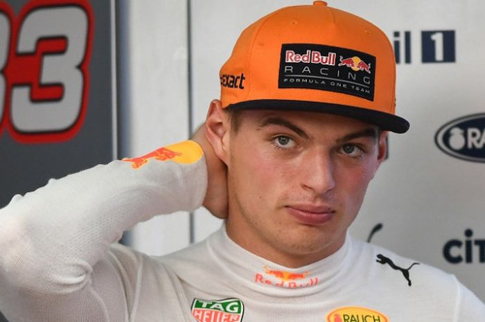  Pebalap Red Bull Racing, Max Verstappen, berada di garasi timnya jelang sesi latihan ketiga GP Malaysia, di Sirkuit Sepang, Sabtu (30/9/2017). 