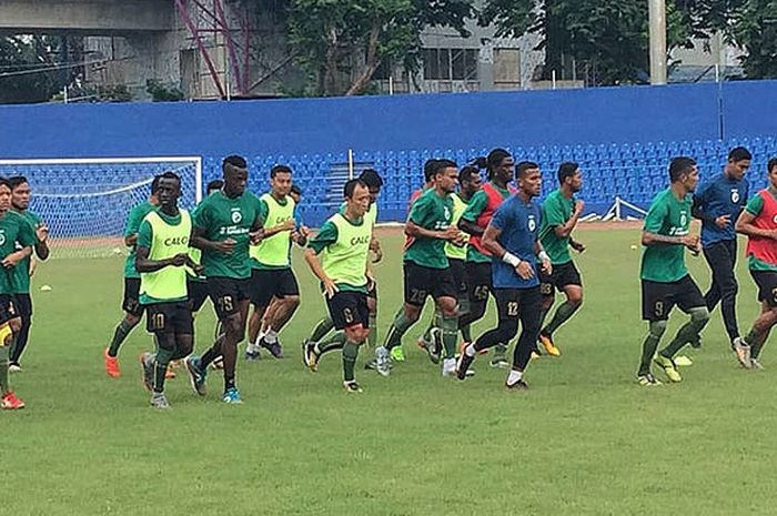 Skuat Sriwijaya FC berlatih di stadion Bumi Sriwijaya Palembang, Senin (29/1/2018), untuk persiapan menghadapi babak 8 besar turnamen Piala Presiden 2018.