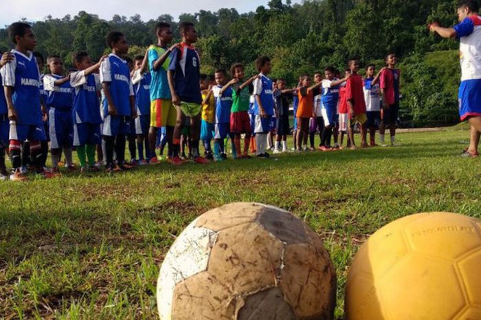 Anak-anak di Manokwari, Papua Barat, berlatih sepak bola bersama Uni Papua.