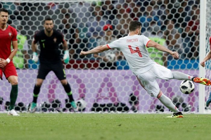   Bek timnas Spanyol, Nacho melepaskan tembakan yang berujung gol ke gawang Portugal pada pertandingan yang berlangsung di di Stadion Fisht, Sochi, Jumat (15/6/2018).  