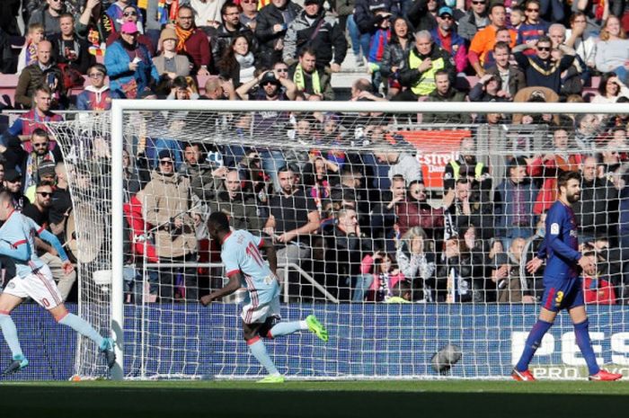 Iago Aspas mencetak gol Celta Vigo ke gawang Barcelona pada partai Liga Spanyol di Stadion Camp Nou, Sabtu (2/12/2017).