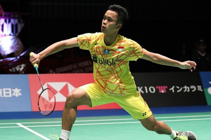 Pebulu tangkis tunggal putra Indonesia, Anthony Sinisuka Ginting, mengembalikan kok ke arah HS Prannoy (India) pada babak kedua Japan Open 2018 yang berlangsung di Musashino Forest Sport Plaza, Tokyo, Jepang, Kamis (13/9/2018).