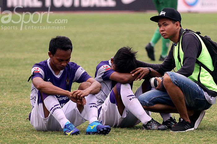 Ekspresi kecewa pemain Persik Kediri seusai dikalahkan PSIR Rembang 0-1 dalam laga lanjutan babak play-off Liga 2 Grup F di Stadion Gelora Sidoarjo, Jawa Timur, Selasa (17/10/2017) sore.