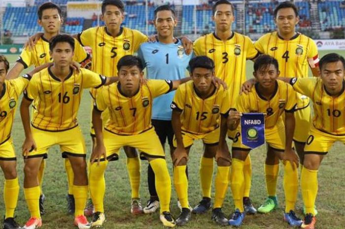 Gelandang serang Nur Asyraffahmi Norsamri (7) bersama pemain timnas U-19 Brunei. 
