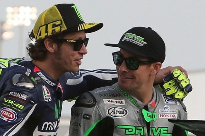 Valentino Rossi (kiri) dan Nicky Hayden sedang berbincang-bincang menjelang sesi latihan bebas MotoGP di Sirkuit Losail, Doha, Qatar, 20 Maret 2014.