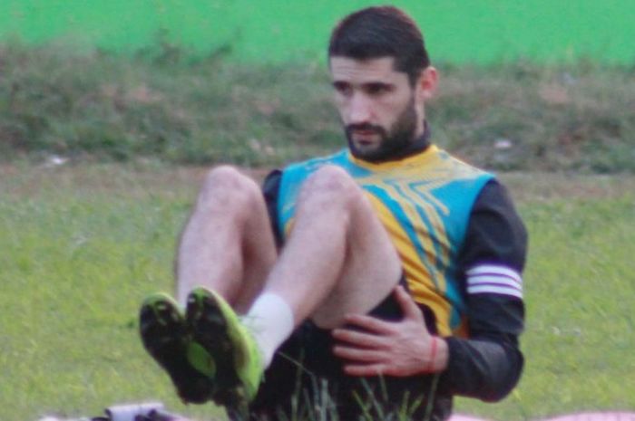 Gelandang Srdjan Lopicic menjalani latihan terpisah saat sesi latihan sore Arema di Stadion Gajayana, Kota Malang pada Rabu (29/6/2016). 