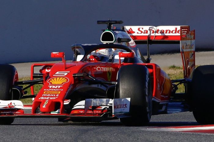 Pebalap Ferrari asal Jerman, Sebastian Vettel, memacu mobil Formula 1 yang dipasangi halo pada tes pramusim di Circuit de Barcelona-Catalunya, Montmelo, Barcelona, 4 Maret 2016.