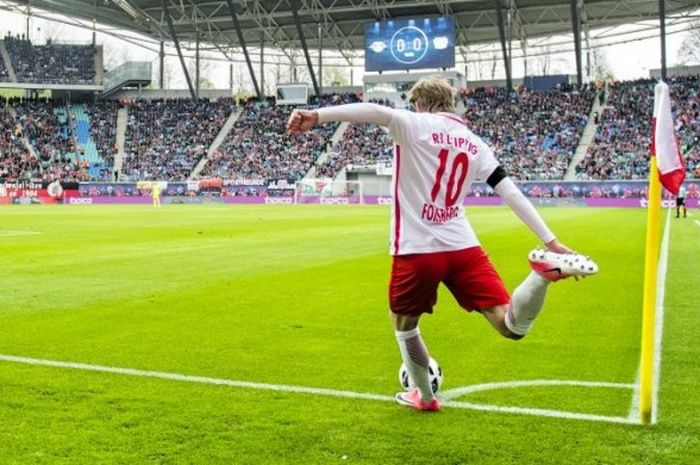 Gelandang Leipzig asal Swedia, Emil Forsberg, sedang mengambil sepak pojok dalam pertandingan Bundesliga melawan Bayer Leverkusen.