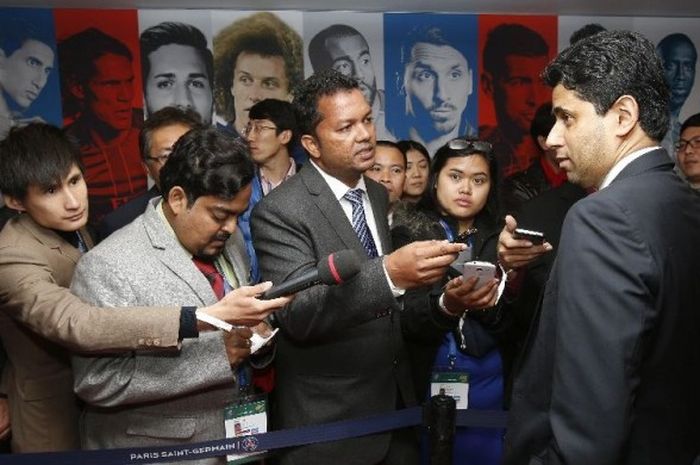 Presiden PSG, Nasser Al-Khelaifi saat menyapa wartawan, termasuk JUARA.net, di mixed zone Parc des Princes, Sabtu (13/2/2016).