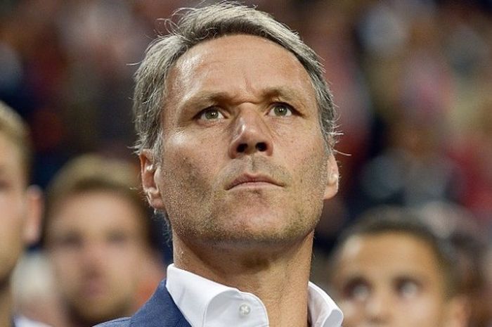 Legenda sepak bola Belanda, Marco van Basten, menyaksikan laga kualifikasi Piala Eropa 2016 antara Belanda dan Islandia di Stadion Arena, Amsterdam, 3 September 2015.