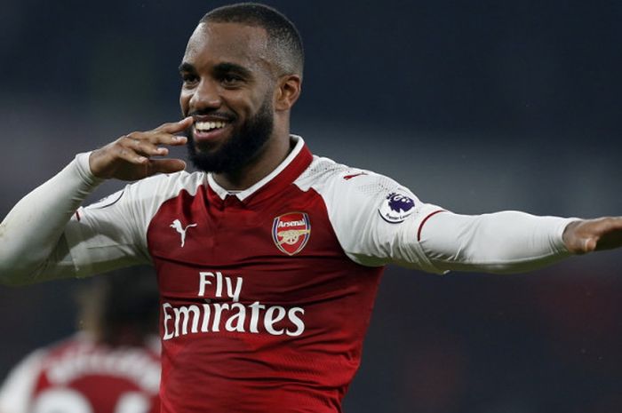 Striker Arsenal, Alexandre Lacazette, saat merayakan gol kedua yang dia cetak ke gawang West Bromwich Albion dalam laga Liga Inggris 2017-2018 di Stadion Emirates, London, Inggris, pada Senin (25/9/2017).