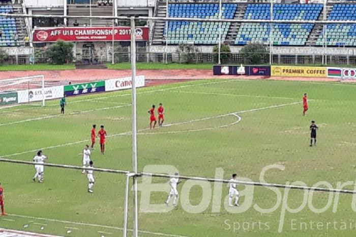 Suasana laga timnas u-19 Indonesia vs Myanmar pada laga perebutan peringkat ketiga Piala AFF U18 di Thuwunna Stadium, Yangon, Myanmar, Minggu (17/9/2017).