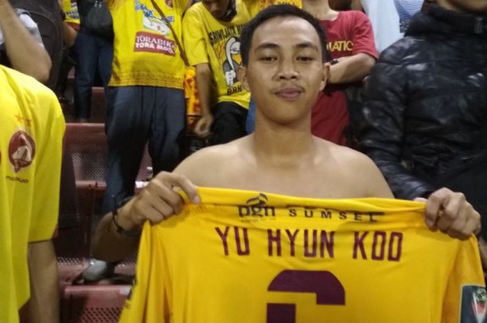 Regal, suporter Sriwijaya FC yang dihadiahi jersey oleh Yoo Hyun-koo selepas laga perempat final Piala Presiden 2018 antara Sriwijaya FC vs Arema FC di Stadion Manahan, Solo, Minggu (4/2/2018).