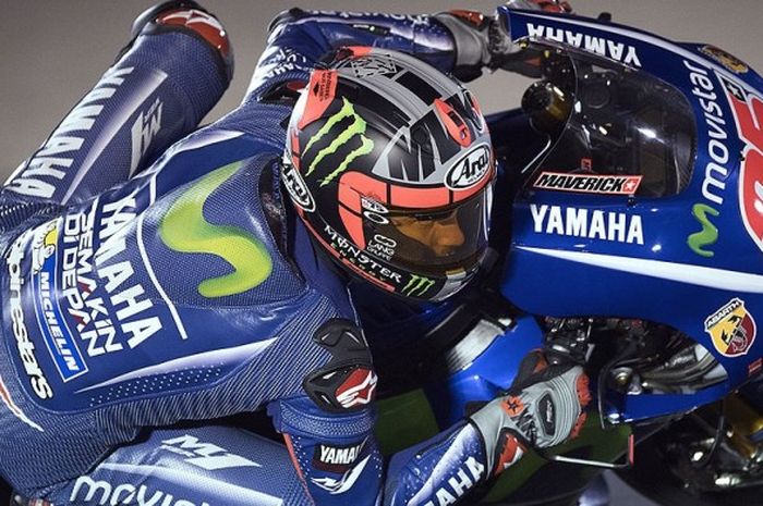 Pebalap tim Movistar Yamaha MotoGP, Maverick Vinales, melibas sebuah tikungan saat melakoni tes pra-musim di Sirkuit Losail, Doha, pada 12 Maret 2017.