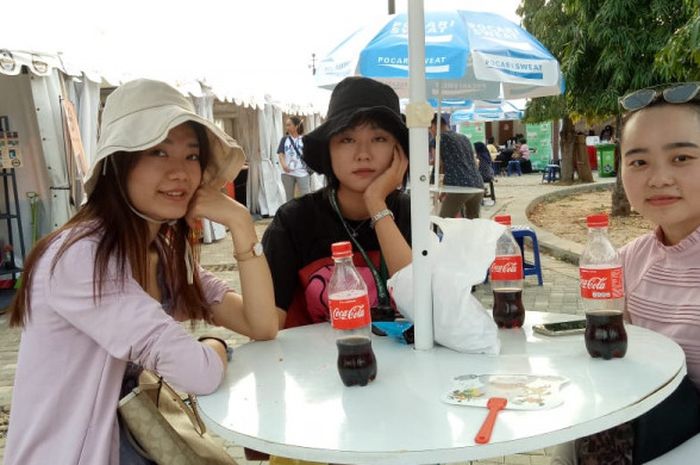 Wisatawan asal China, Xue Lei, dan kawan- kawannya menghabiskan waktu di Asian Fest zona Atung