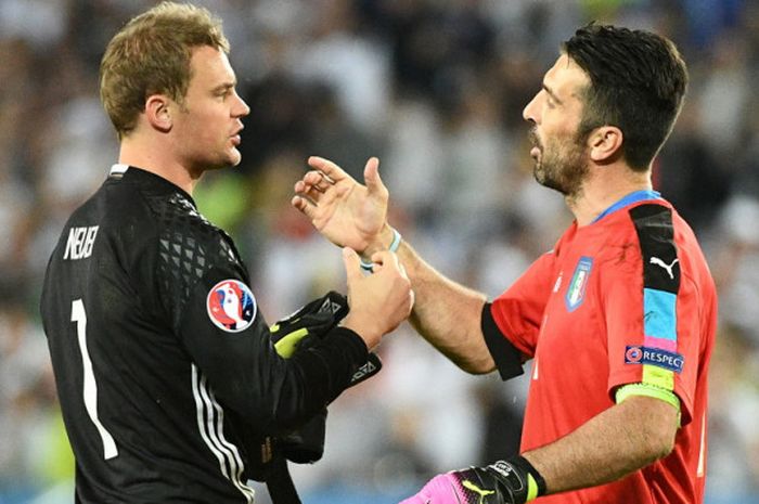 Kiper tim nasional Italia, Gianluigi Buffon (kanan), memberi selamat kepada kiper tim nasional Jerman, Manuel Neuer, seusai laga perempat final Piala Eropa 2016 di Stadion Matmut Atlantique, Bordeaux, Prancis, pada 2 Juli 2016.