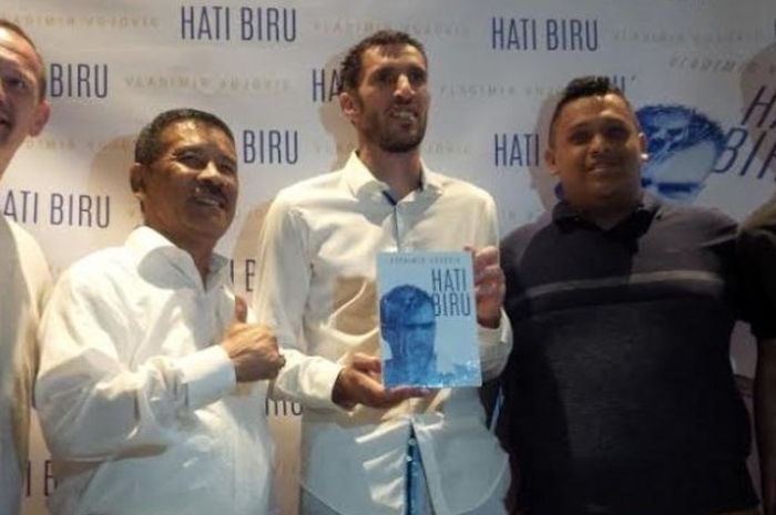 Presiden PBFC, Nabil Husein (dua dari kanan) dalam peluncuran buku Vladimir Vujovic (tengah) di di North Point Kitchen and Launge, Jalan Tamansari, Kota Bandung, Selasa (10/5/2016) malam.