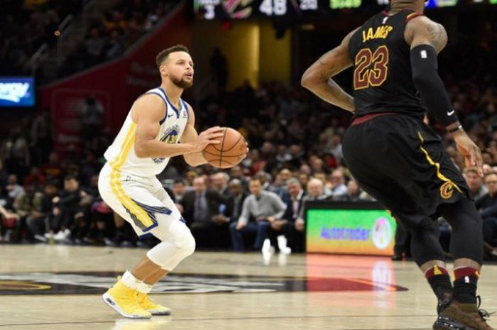 Pemain Golden State Warriors, Stephen Curry (kiri), saat berusaha melepaskan tembakan pada saat menghadapi Cleveland Cavaliers pada laga lanjutan NBA, Senin (15/1/2018) waktu AS.