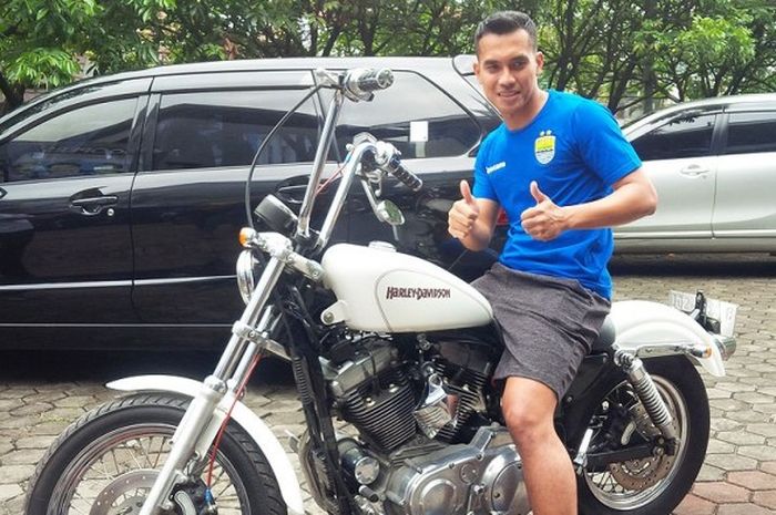 Kiper Persib Bandung, Imam Arief Fadilah, berpose dengan sepeda motor Harley Davidson sportster di Mes Persib, Jalan Ahmad Yani, Kota Bandung, Kamis (2/2/2017).