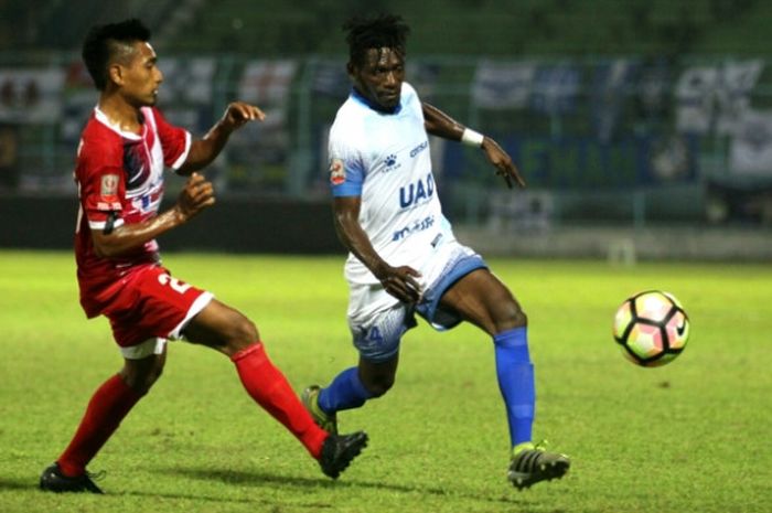 Penyerang PSIM Yogyakarta, Ayub Antoh (kanan) dijaga pemain PSBK Kota Blitar, Jefri Adi Prasetya dalam lanjutan laga Grup H Play-off Liga 2 musim 2017 di Stadion Kanjuruhan, Kabupaten Malang, Minggu (15/10/2017). 