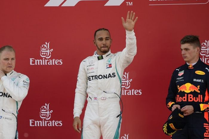 Pebalap Mercedes, Lewis Hamilton (tengah) berpose di podium seusai menjadi pemenang pada GP Spanyol yang berlangsung di Circuit de Barcelona Catalunya, Minggu (13/5/2018).