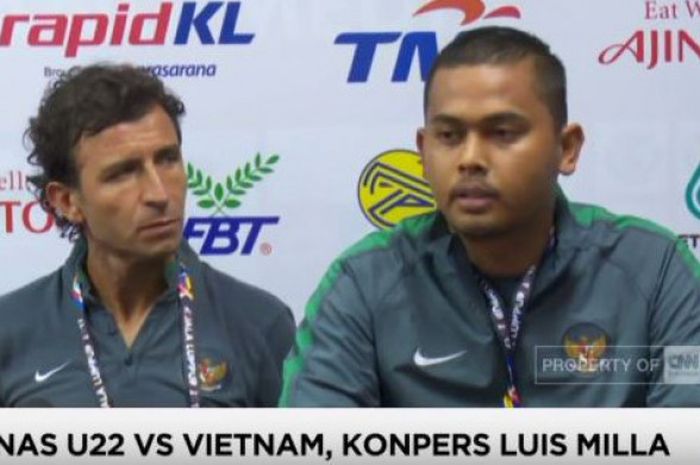 Luis Milla terlihat memerhatikan sang penerjemah, Bayu Eka, saat berbicara kepada media pers.