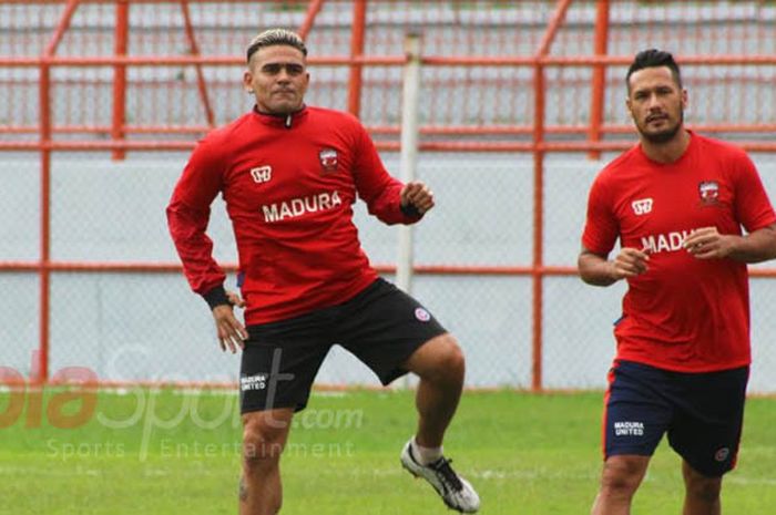 Dua bintang Madura United, Cristian Gonzales dan Raphael Maitimo saat mengikuti latihan di stadion Gelora 10 Nopember Tambak sari Surabaya, Jumat (26/1/2018).