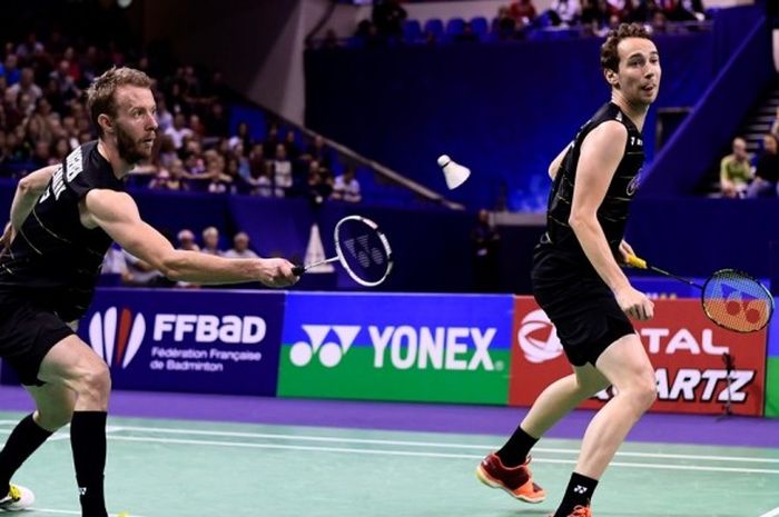  Pasangan ganda putra Denmark, Mathias Boe (depan)/Carsten Mogensen, saat menjalani pertandingan melawan Nipitphon Phouangphet/Bodin Isara (Thailand) pada babak final Prancis Terbuka di  Stadion Pierre de Coubertin, Paris, Minggu (30/10/2016). 