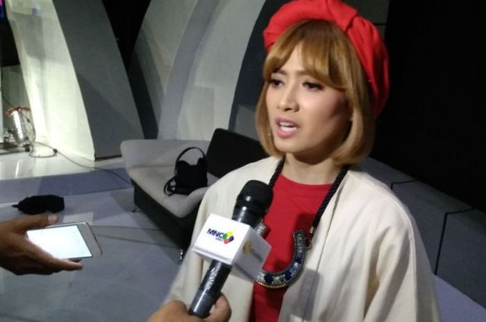 Chika Jessica saat ditemui awak media, termasuk BolaSport.com di Studio RTV, Cawang, Jakarta, 2 Mei 2018.