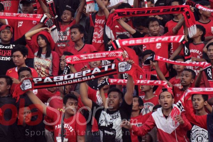  Suporter Persis Solo saat memberikan dukungan kepada tim kesayangan mereka. 