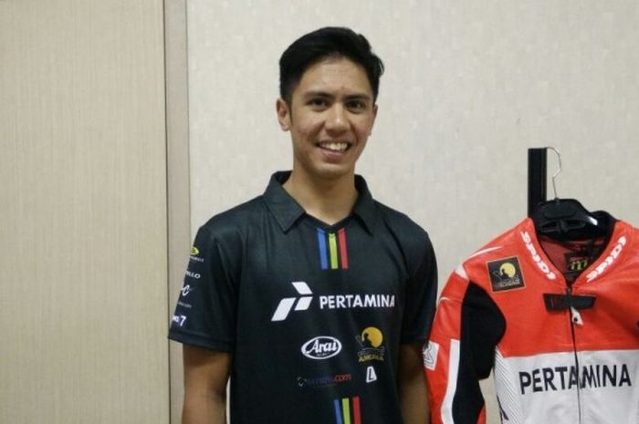 Pebalap muda Indonesia, Ali Adrian Rusmiputro, berpose dengan baju balapan yang akan digunakan pada ajang World Supersport 300 Championship 2017 di Wisma Kemenpora, Senayan, Jakarta, Kamis (2/2/2017).