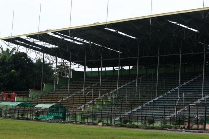 Pemandangan tak sedap dengan atap tribun tertutup Stadion Teladan. Sebagian penutup terlepas.