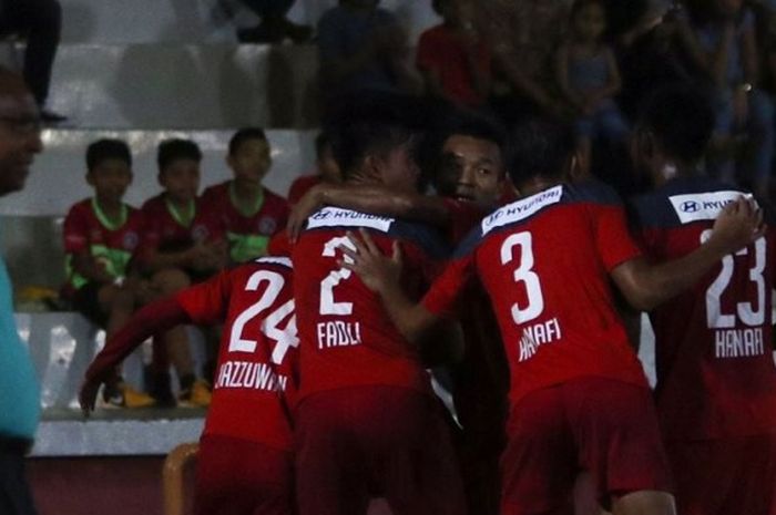 Para pemain Balestier Khalsa merangkul Aung Kyaw Naing seusai mencetak gol ke gawang Garena Young Lions pada laga pekan keempat Liga Singapura 2017 di Stadion Toa Payoh, Minggu (2/4/2017) malam. 